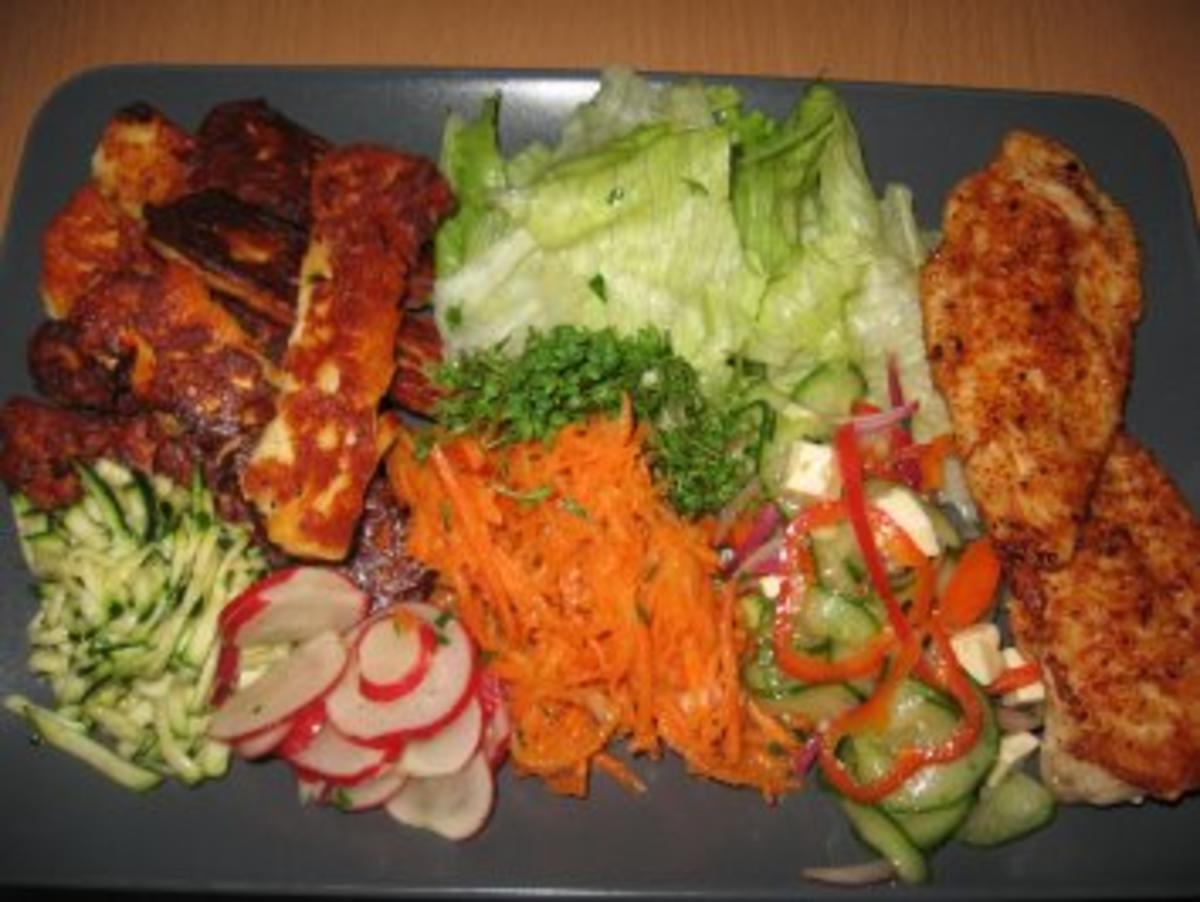 Gemischte Salatplatte mit Hähnchen und krossem Halloumikäse - Rezept - Bild Nr. 3