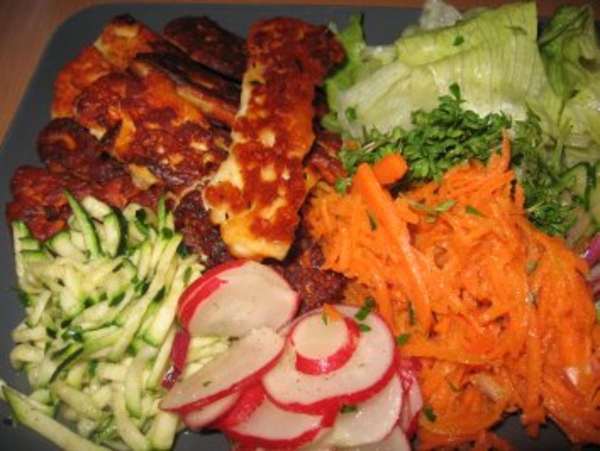 Gemischte Salatplatte mit Hähnchen und krossem Halloumikäse - Rezept - Bild Nr. 4