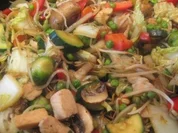 Asiatische Gemüsepfanne (mit Hähnchenfleisch) - Rezept