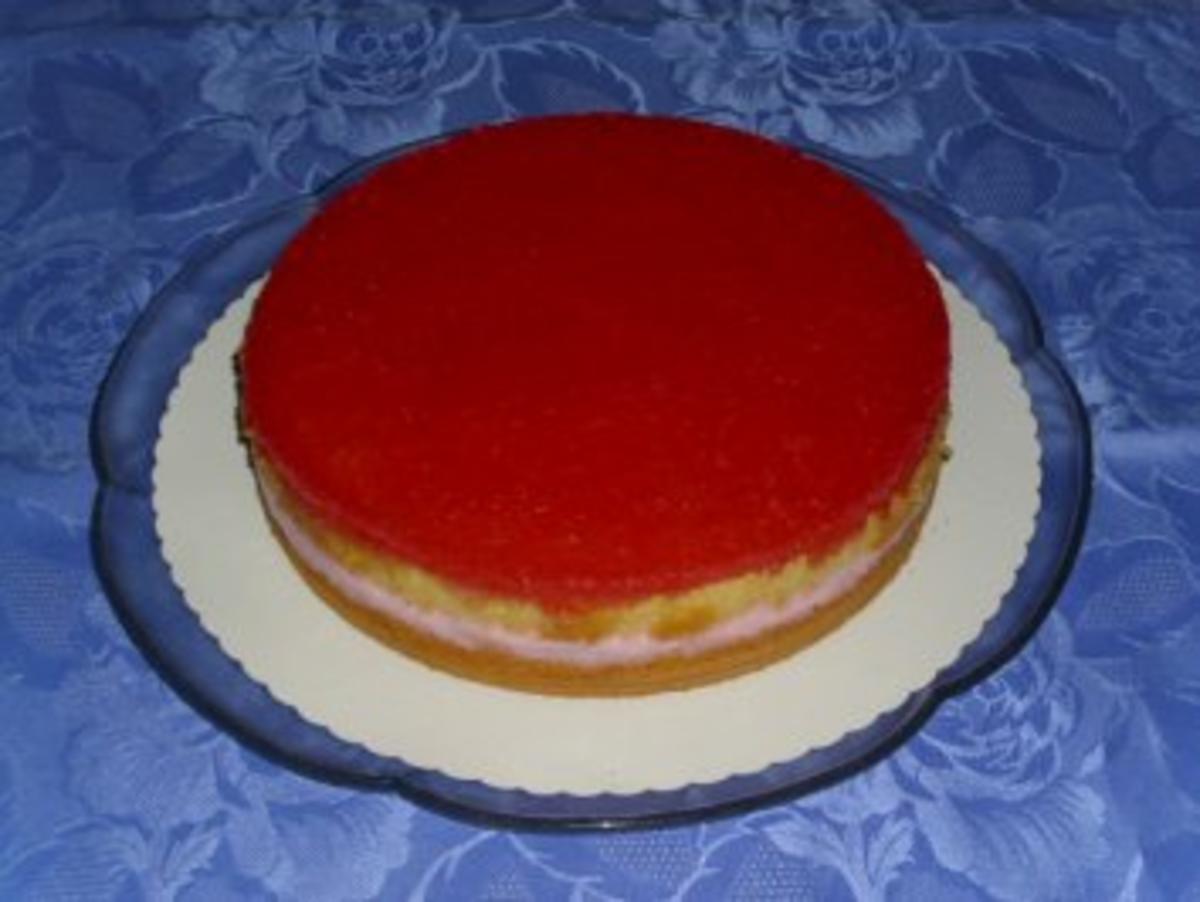 Erdbeerpudding Torte mit rotem Kokosguss - Rezept