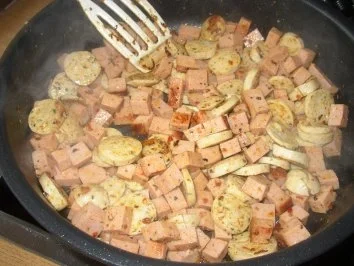 Rezept: Unsere Restepfanne aus Leberkäse und Weisswürste Bild Nr. 2 Unsere Restepfanne aus Leberkäse und Weisswürste - Rezept - Bild Nr. 2