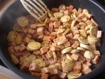 Rezept: Unsere Restepfanne aus Leberkäse und Weisswürste Bild Nr. 3 Unsere Restepfanne aus Leberkäse und Weisswürste - Rezept - Bild Nr. 3