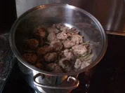 Hackbällchen-Schmortopf mit grünen Bohnen und Pfifferlingen - Rezept