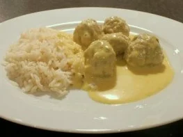 Rezept: Fleischbällchen in Currysauce dänischer Art Fleischbällchen in Currysauce dänischer Art - Rezept