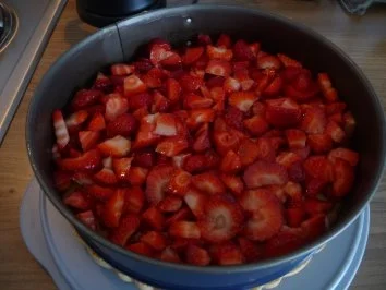 Rezept: Kuchen - Mein erster Erdbeerkuchen 2011 Bild Nr. 3 Kuchen - Mein erster Erdbeerkuchen 2011 - Rezept - Bild Nr. 3