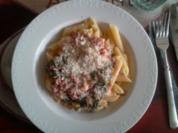 PENNE MIT RUCOLA IN WEINSOSSE - Rezept