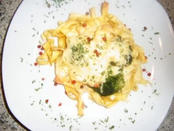 Nudelnester mit Broccili und Lachs - Rezept