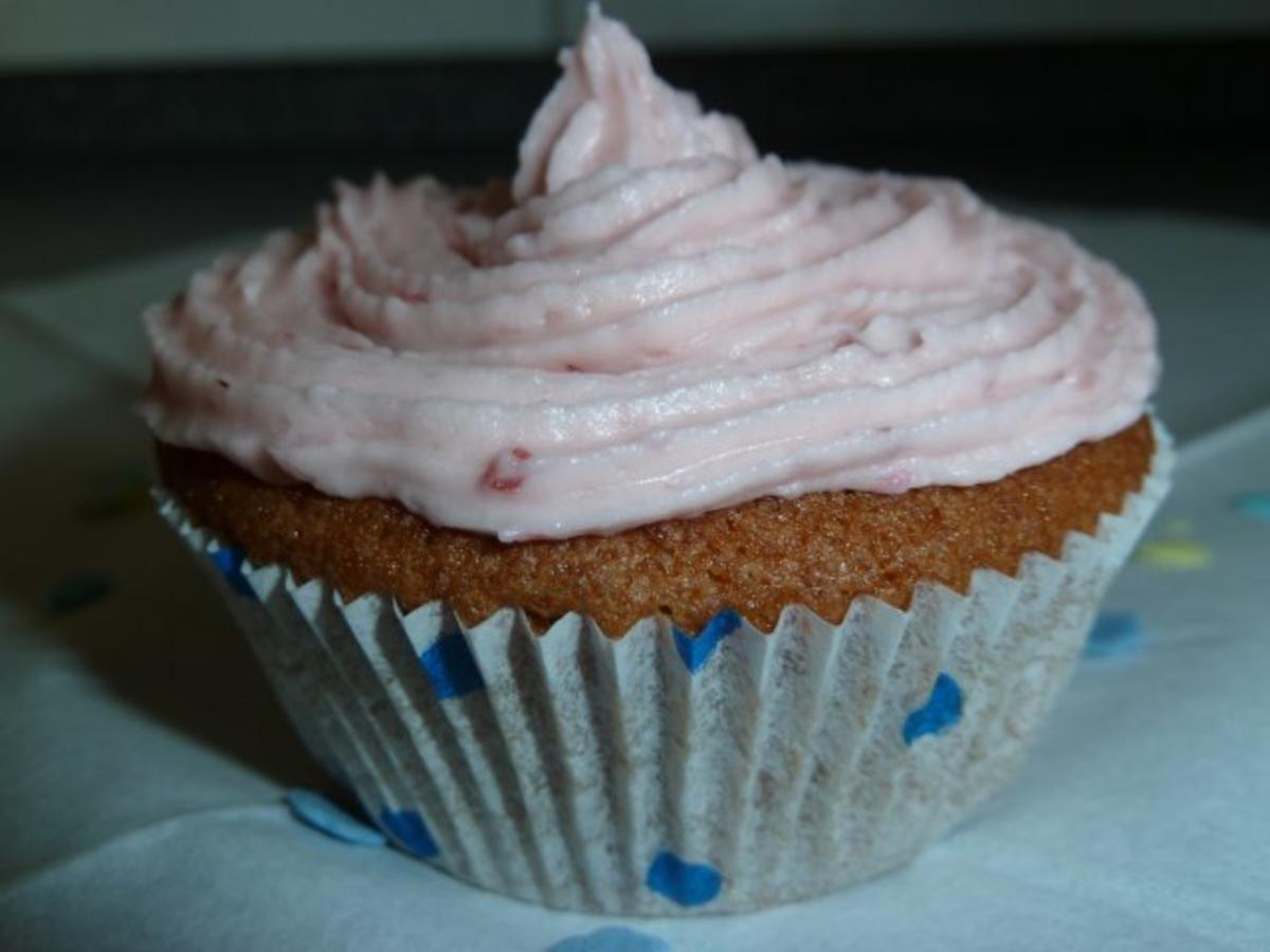 Strawberry Cupcakes (Erdbeer-Törtchen) mit Strawberry Frosting - Rezept ...