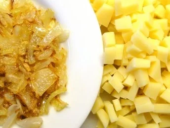 Traudl's Kas-Timbale à la Marcos zu Kalbsgeschnetzeltem mit Speck und Kraeutersahnesauce - Rezept - Bild Nr. 3