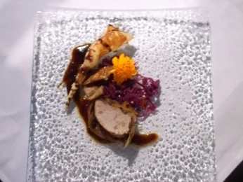 Mariniertes Schweinefilet im Blätterteigmantel auf lauwarmen Rotkohl - Rezept