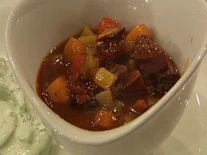 Wurstgulasch mit Gurkensalat à la Kleeberg - Rezept