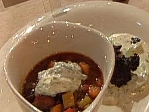 Wurstgulasch mit Gurken-Schmand-Salat (Mundstuhl) - Rezept