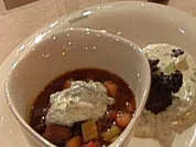 Wurstgulasch mit Gurken-Schmand-Salat (Mundstuhl) - Rezept