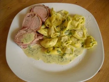 Rezept: Lende im Speckmantel mit Bärlauch-Tortellini Lende im Speckmantel mit Bärlauch-Tortellini - Rezept