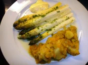 Spargeln mit Soffritto-Kartoffeln und Mayo-Mousseline - Rezept