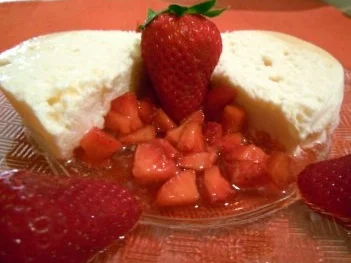 Kokosparfait mit marinierten Erdbeeren - Rezept