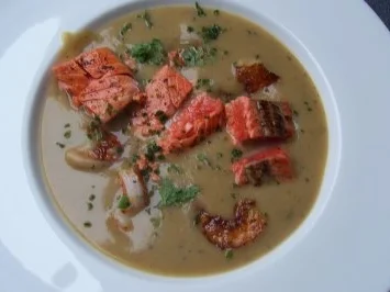 Rezept: Sellerie-Lauchsüppchen mit Einlage von Lachs und Garnelen Sellerie-Lauchsüppchen mit Einlage von Lachs und Garnelen - Rezept