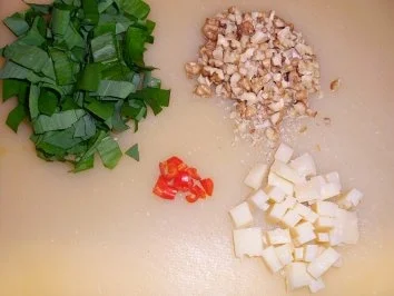 Rezept: Dips und Saucen: Bärlauch-Walnuss-Pesto Bild Nr. 3 Dips und Saucen: Bärlauch-Walnuss-Pesto - Rezept - Bild Nr. 3