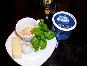 Rezept: Dips und Saucen: Basilikumpesto Bild Nr. 2 Dips und Saucen: Basilikumpesto - Rezept - Bild Nr. 2