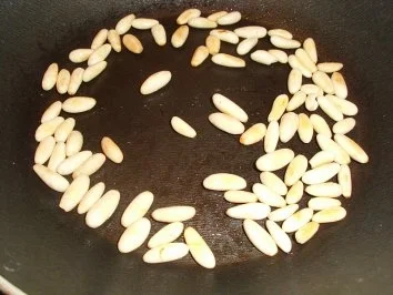 Rezept: Dips und Saucen: Basilikumpesto Bild Nr. 3 Dips und Saucen: Basilikumpesto - Rezept - Bild Nr. 3