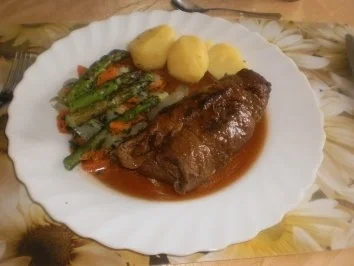Rindsrouladen mit grünem Spargel gefüllt ~ Mischgemüse ~ Salzkartoffeln - Rezept