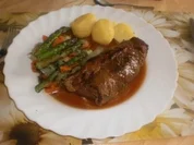 Rindsrouladen mit grünem Spargel gefüllt ~ Mischgemüse ~ Salzkartoffeln - Rezept