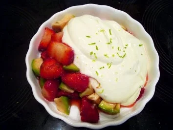 Rezept: Desserts: Erdbeer-Avocado-Salat mit Mascarpone-Joghurt-Creme Desserts: Erdbeer-Avocado-Salat mit Mascarpone-Joghurt-Creme - Rezept