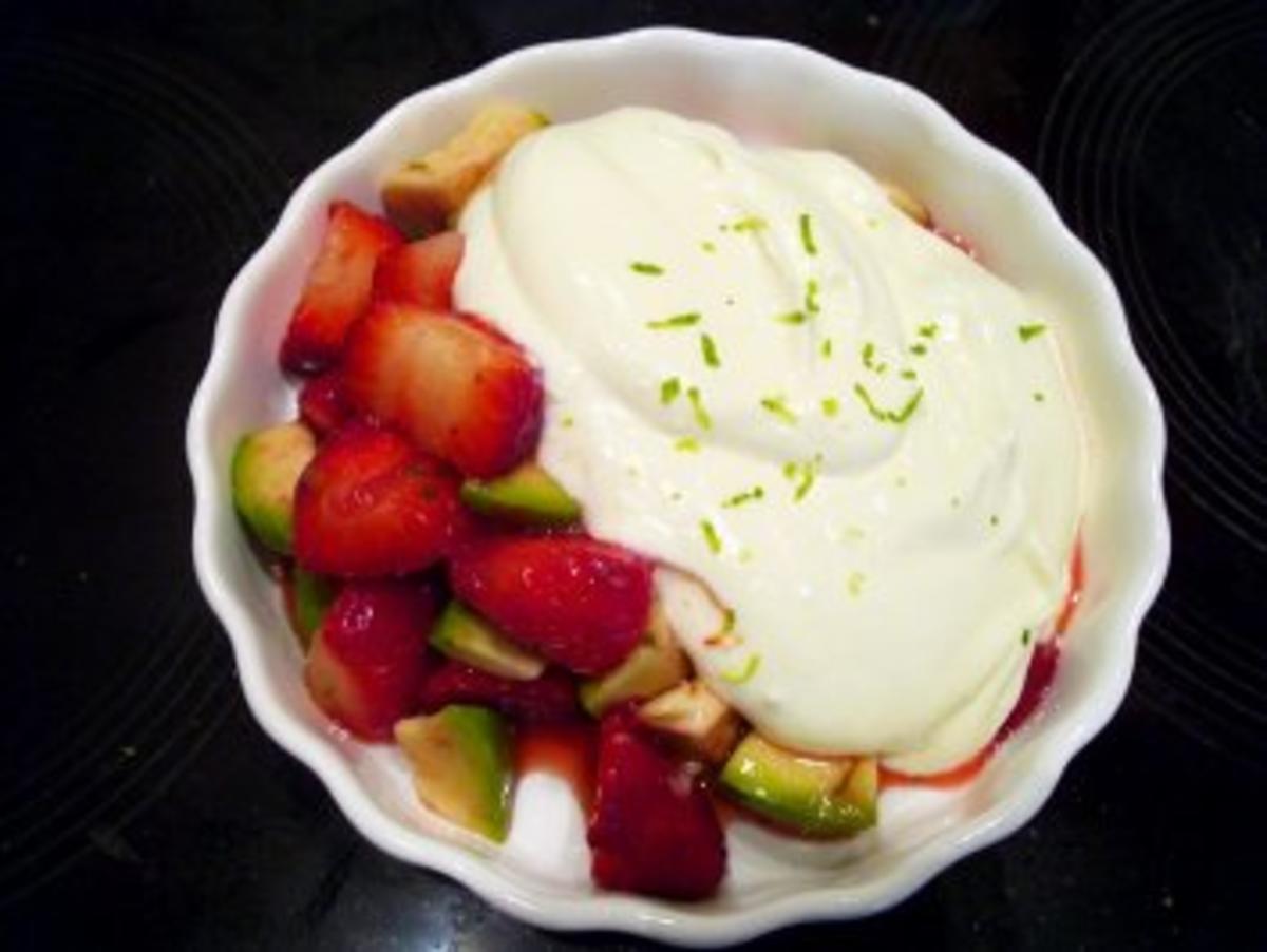 Bilder für Desserts: Erdbeer-Avocado-Salat mit Mascarpone-Joghurt-Creme - Rezept