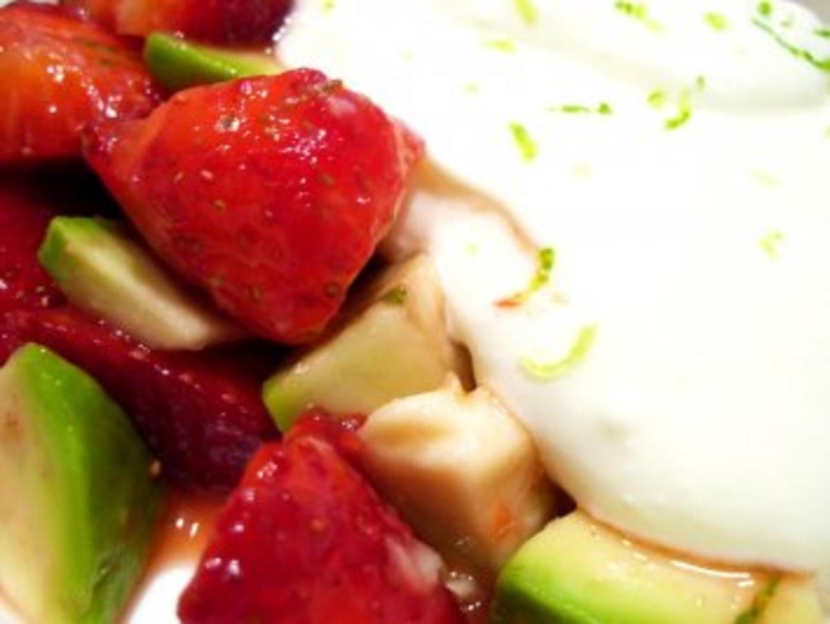 Desserts: Erdbeer-Avocado-Salat mit Mascarpone-Joghurt-Creme - Rezept - Bild Nr. 2
