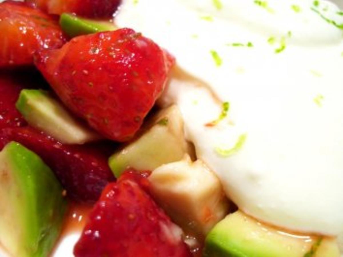 Desserts: Erdbeer-Avocado-Salat mit Mascarpone-Joghurt-Creme - Rezept ...