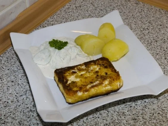 Rezept: Gebackener Feta mit Kartoffeln und Rahmgurken Gebackener Feta mit Kartoffeln und Rahmgurken - Rezept