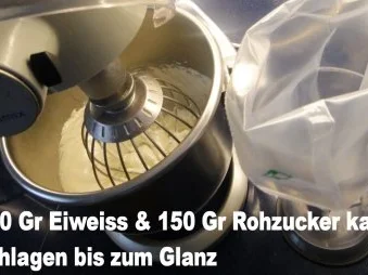 Rohzucker-Meringues auf Schokoladenspiegel mit Schlagsahne - Rezept - Bild Nr. 2