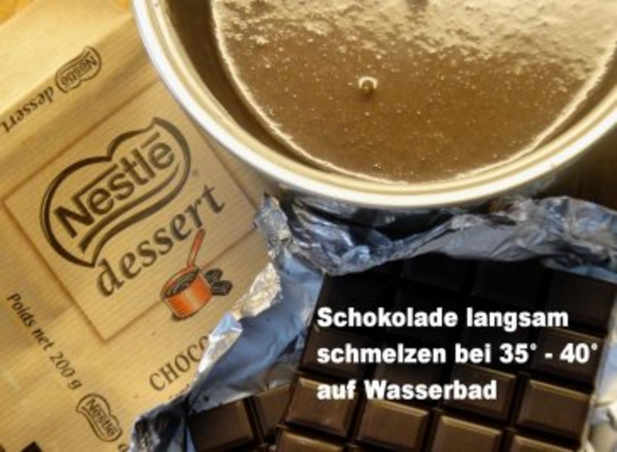 Rohzucker-Meringues auf Schokoladenspiegel mit Schlagsahne - Rezept - Bild Nr. 4