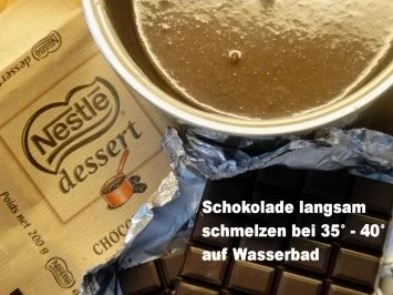 Rohzucker-Meringues auf Schokoladenspiegel mit Schlagsahne - Rezept - Bild Nr. 4