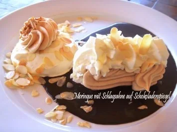 Rohzucker-Meringues auf Schokoladenspiegel mit Schlagsahne - Rezept