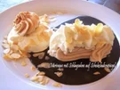Rohzucker-Meringues auf Schokoladenspiegel mit Schlagsahne - Rezept