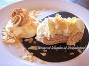 Rohzucker-Meringues auf Schokoladenspiegel mit Schlagsahne - Rezept