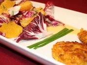 Rezept: Süßkartoffelpuffer mit Radicchio-Orangen-Salat Süßkartoffelpuffer mit Radicchio-Orangen-Salat - Rezept