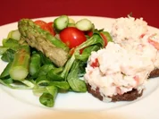 Spargelsalat an Forellentatar auf Pumpernickel mit Meerrettichschaum - Rezept