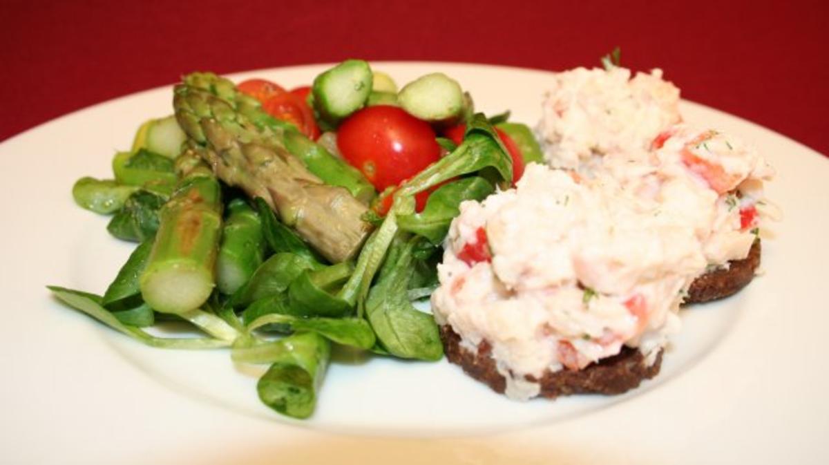 Bilder für Spargelsalat an Forellentatar auf Pumpernickel mit Meerrettichschaum - Rezept