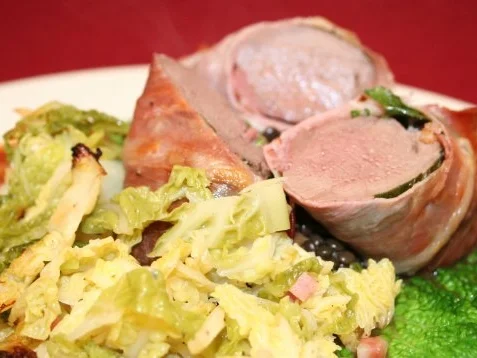 Rezept: Hasenfilet im Kräutermantel an Wirsingsalat mit Beluga-Linsen in Portweinjus Hasenfilet im Kräutermantel an Wirsingsalat mit Beluga-Linsen in Portweinjus - Rezept