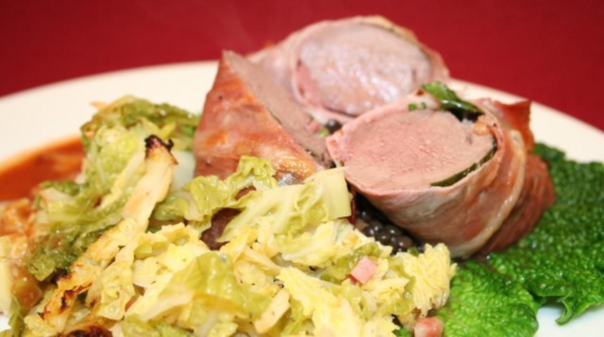 Hasenfilet im Kräutermantel an Wirsingsalat mit Beluga-Linsen in ...