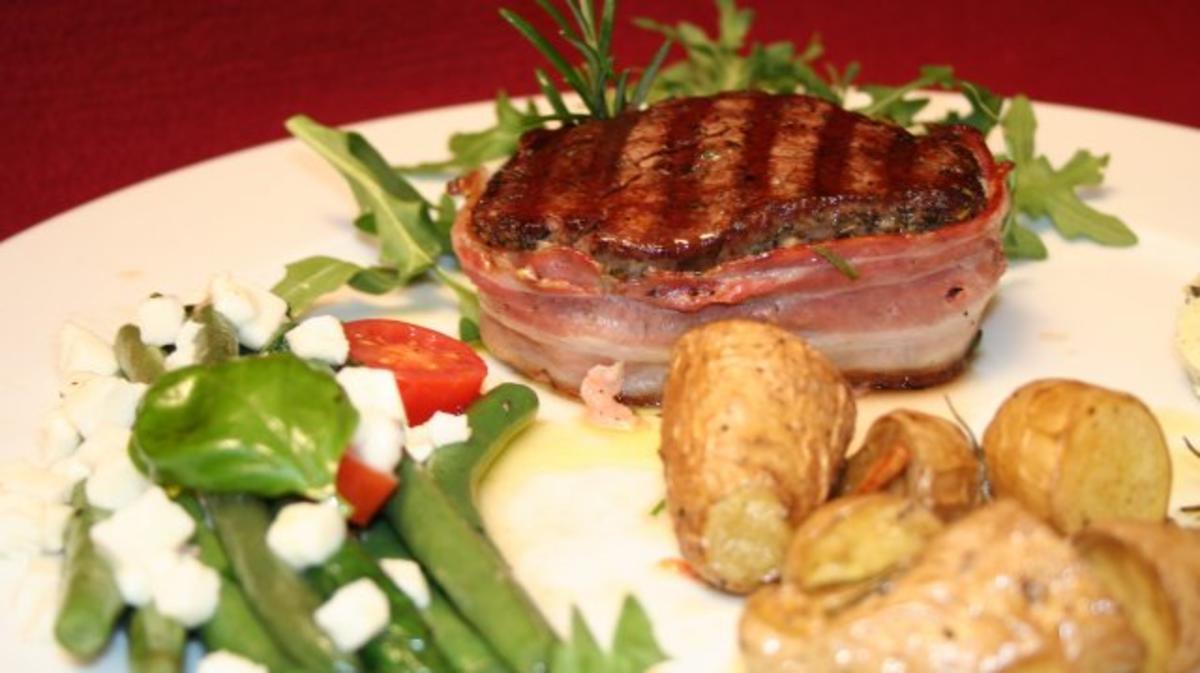 Filetto di vitello al Bacon su rucola con Fagiolini e patate al rosmarino-aglio - Rezept