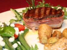 Filetto di vitello al Bacon su rucola con Fagiolini e patate al rosmarino-aglio - Rezept