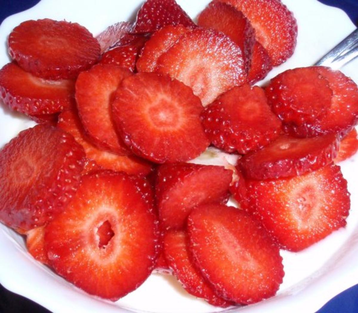 Fruchtiges Erdbeer-Quark-Dessert - Rezept Von Einsendungen Rosalinde111 ...