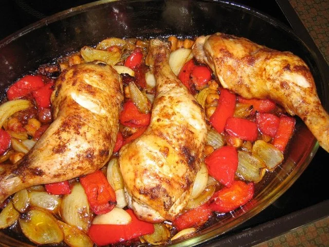 Rezept: Hühnerbeine auf Paprikagemüse... Hühnerbeine auf Paprikagemüse... - Rezept