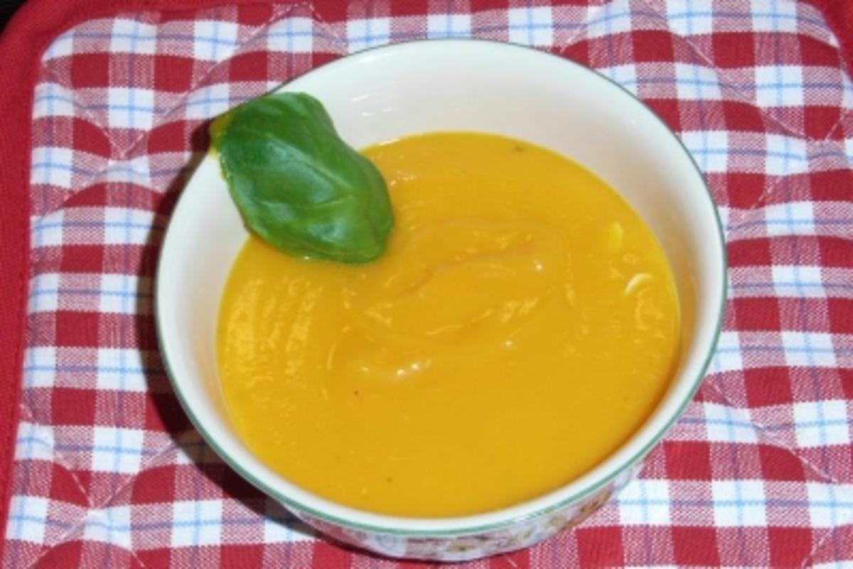 Kürbissuppe mit Kräuterfrischkäse - Rezept
