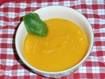 Kürbissuppe mit Kräuterfrischkäse - Rezept