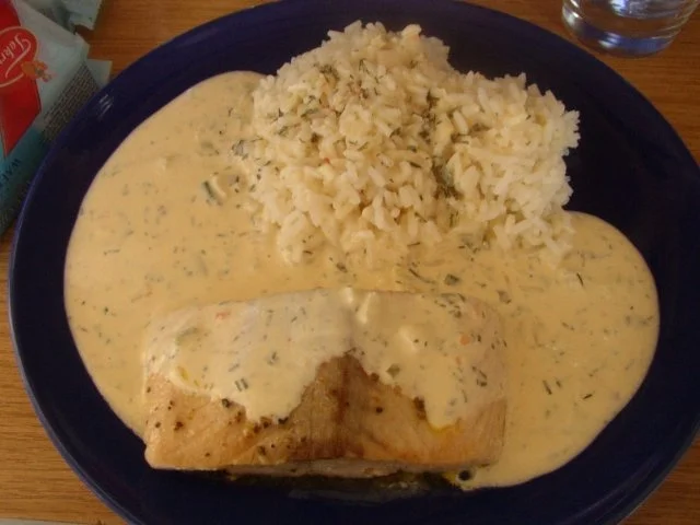 Gebratener Lachs mit Dill-Käse-Sahnesauce - Rezept