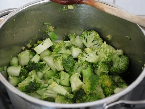 Rezept: Suppe: Broccolisuppe mit Spargel Bild Nr. 3 Suppe: Broccolisuppe mit Spargel - Rezept - Bild Nr. 3